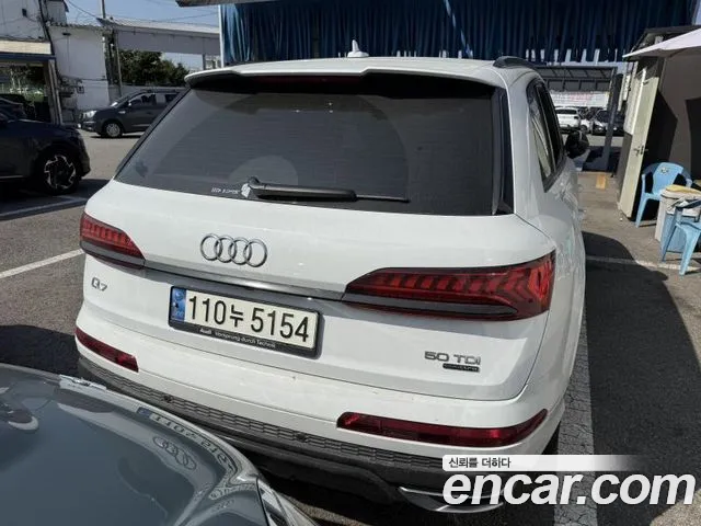 Audi Q7 2021 thumb 4