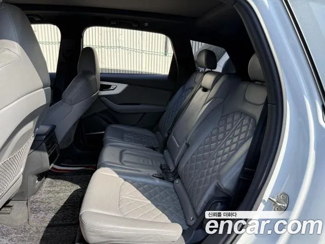 Audi Q7 2021 thumb 10