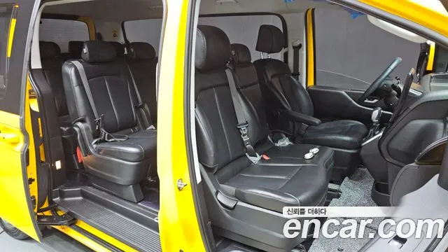 Hyundai Staria 2024 thumb 12