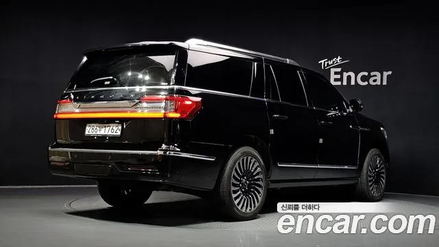 Lincoln Navigator 2020 thumb 2