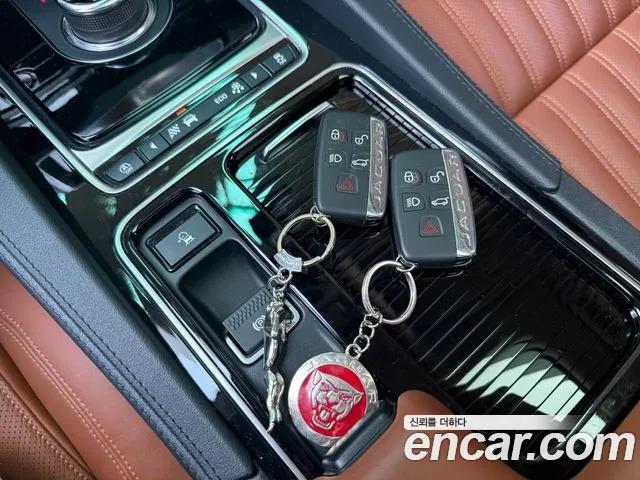 Jaguar F-Pace 2019 thumb 10