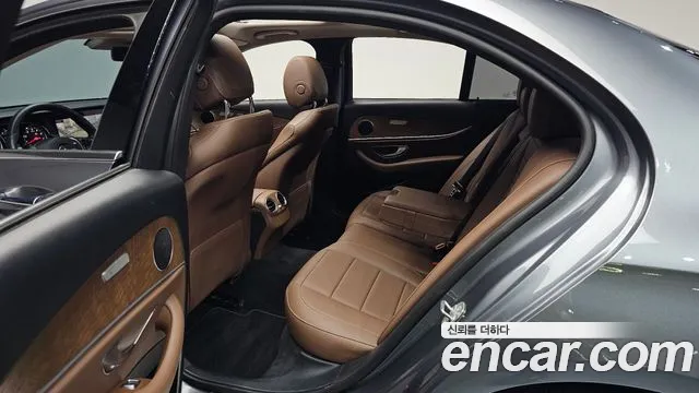 Mercedes-Benz E-Класс 2017 thumb 10