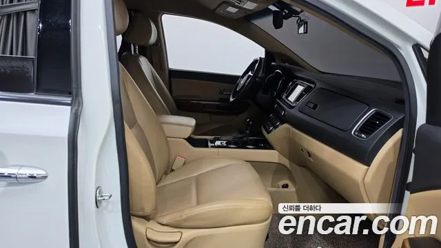Kia Carnival 2016 thumb 11