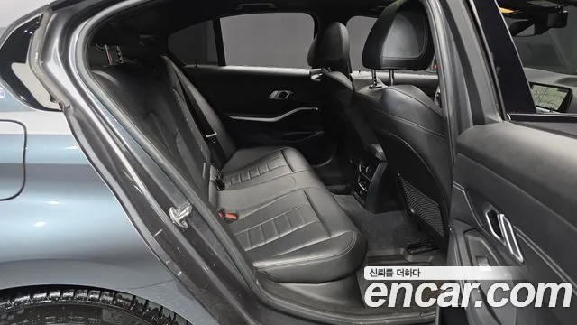 BMW 3-Series 2021 thumb 12