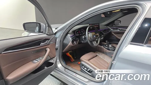 BMW 5-Series 2023 thumb 10