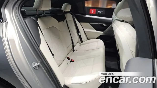 BMW 5-Series 2026 thumb 11