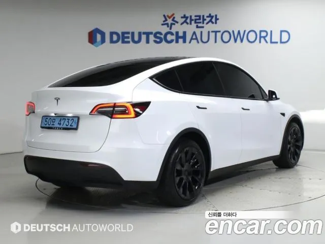 Tesla Model Y 2023 thumb 2