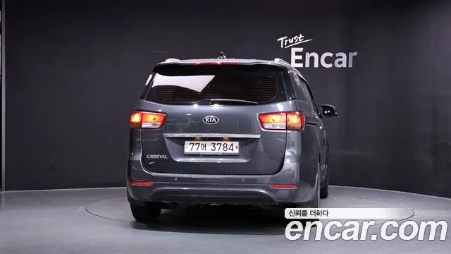Kia Carnival 2015 thumb 4
