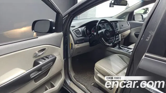 Kia Carnival 2015 thumb 10