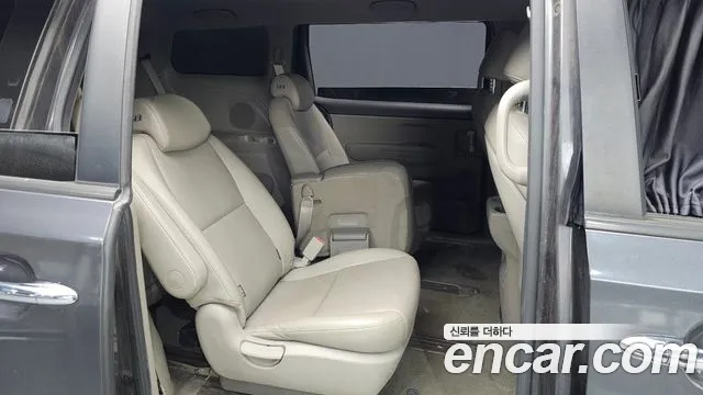 Kia Carnival 2015 thumb 11