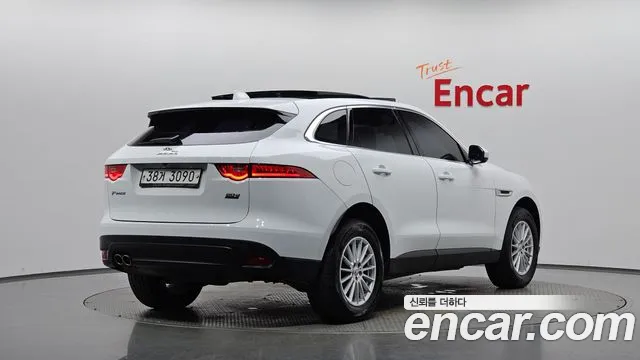Jaguar F-Pace 2017 thumb 2