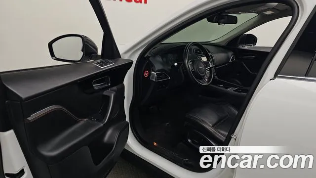 Jaguar F-Pace 2017 thumb 10