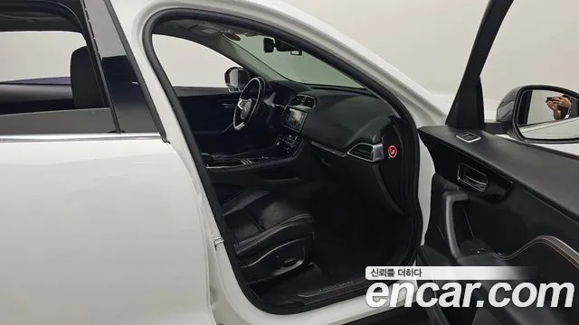 Jaguar F-Pace 2017 thumb 11