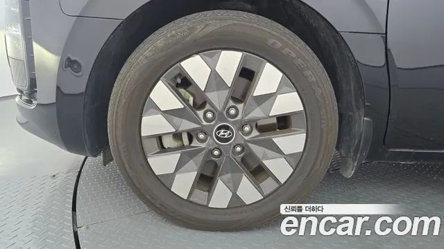 Hyundai Staria 2023 thumb 5