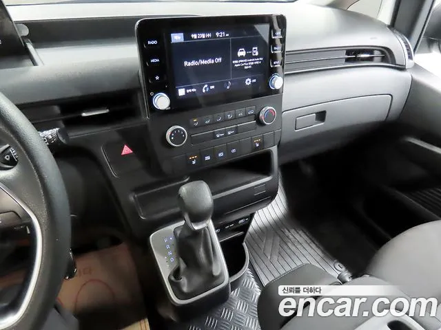 Hyundai Staria 2021 thumb 10