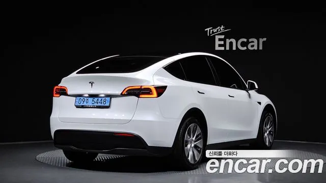 Tesla Model Y 2023 thumb 2