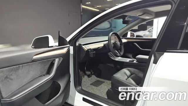 Tesla Model Y 2023 thumb 10