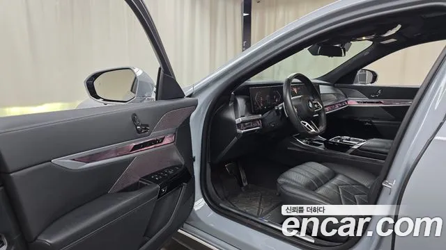 BMW 7-Series 2023 thumb 10