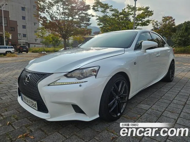 Lexus IS 2013 thumb 2