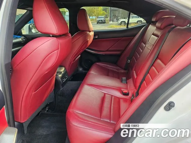 Lexus IS 2013 thumb 8
