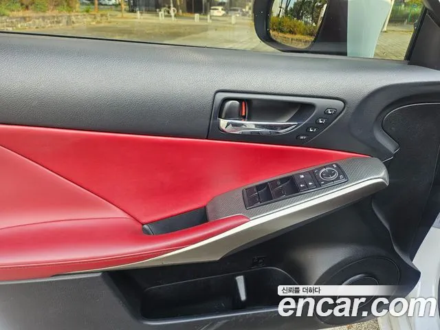 Lexus IS 2013 thumb 10