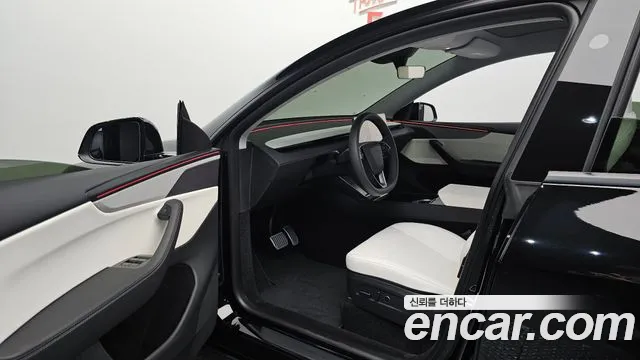 Tesla Model Y 2025 thumb 9