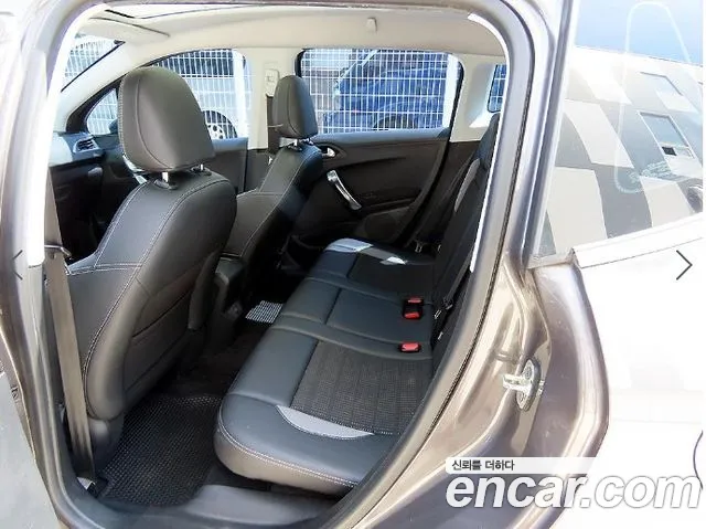 Peugeot 2008 2015 thumb 6