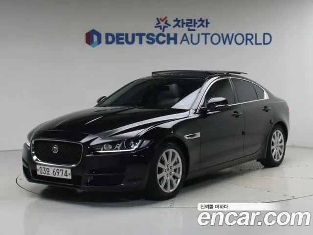 Jaguar XE 2018 thumb 2