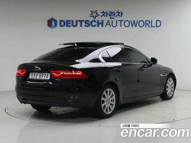 Jaguar XE 2018 thumb 3