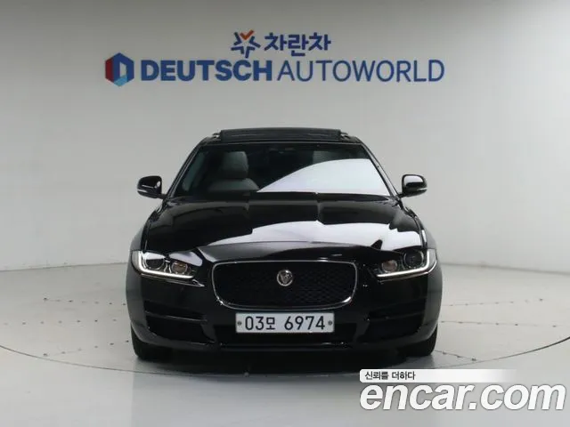 Jaguar XE 2018 thumb 4