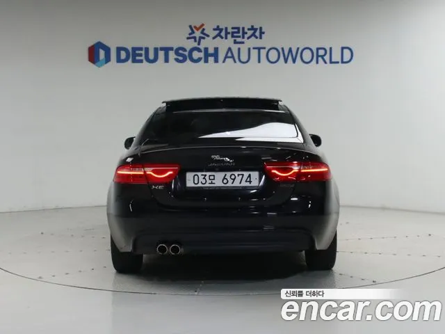 Jaguar XE 2018 thumb 5