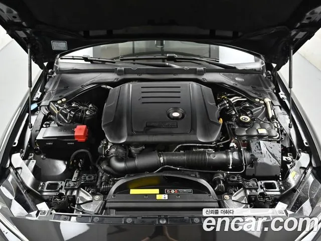 Jaguar XE 2018 thumb 6