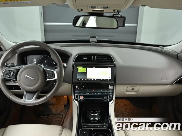 Jaguar XE 2018 thumb 7