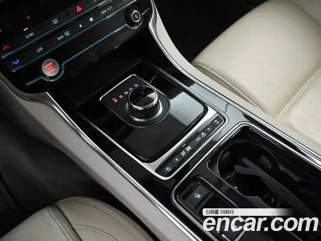 Jaguar XE 2018 thumb 9