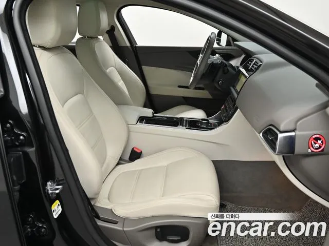 Jaguar XE 2018 thumb 10