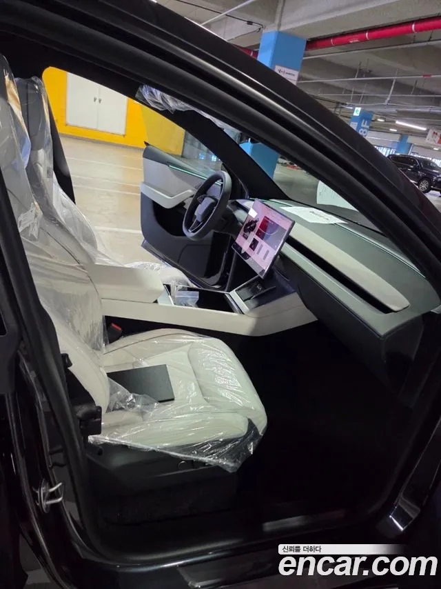 Tesla Model Y 2026 thumb 9