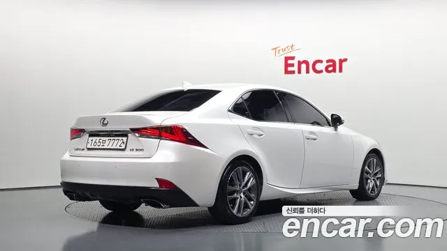 Lexus IS 2019 thumb 2