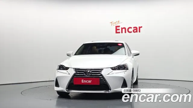 Lexus IS 2019 thumb 3
