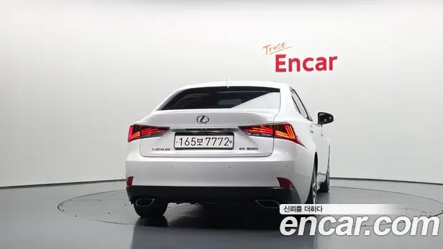 Lexus IS 2019 thumb 4
