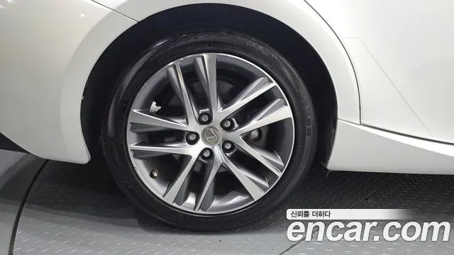 Lexus IS 2019 thumb 5