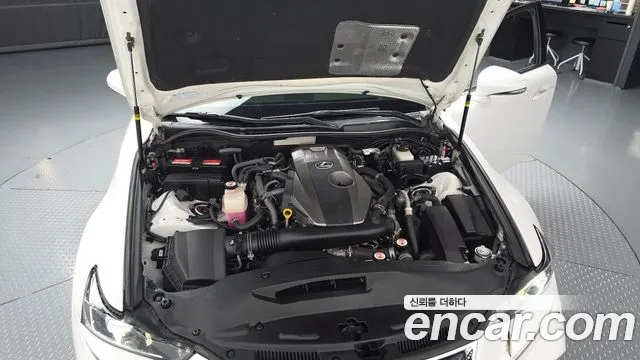 Lexus IS 2019 thumb 6
