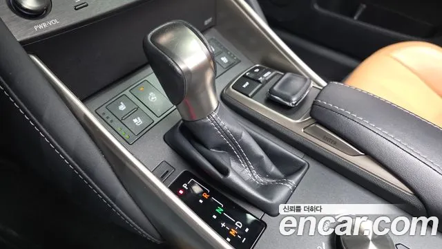 Lexus IS 2019 thumb 9