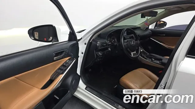Lexus IS 2019 thumb 10