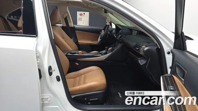 Lexus IS 2019 thumb 11