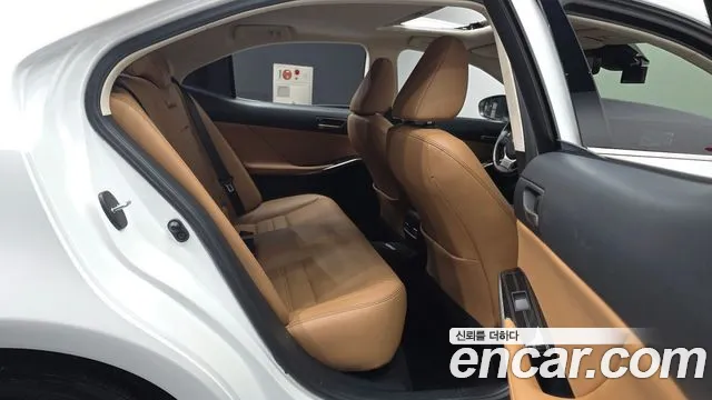 Lexus IS 2019 thumb 12