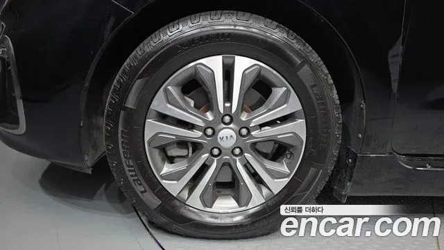 Kia Carnival 2018 thumb 5