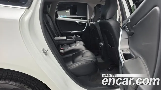 Volvo XC60 2016 thumb 11