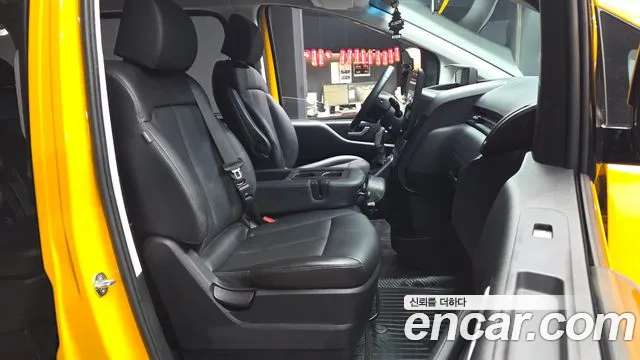 Hyundai Staria 2023 thumb 10