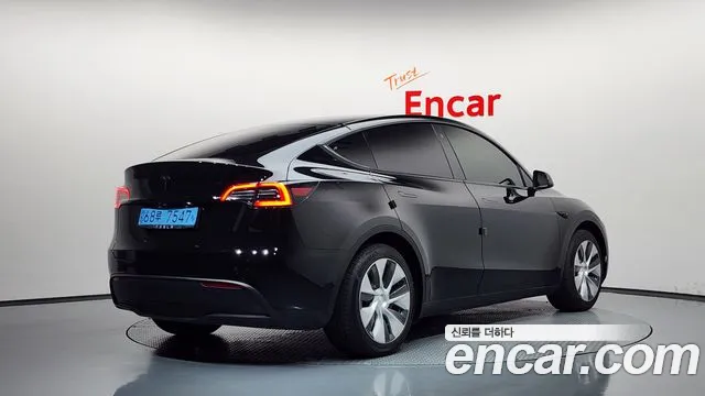 Tesla Model Y 2021 thumb 2