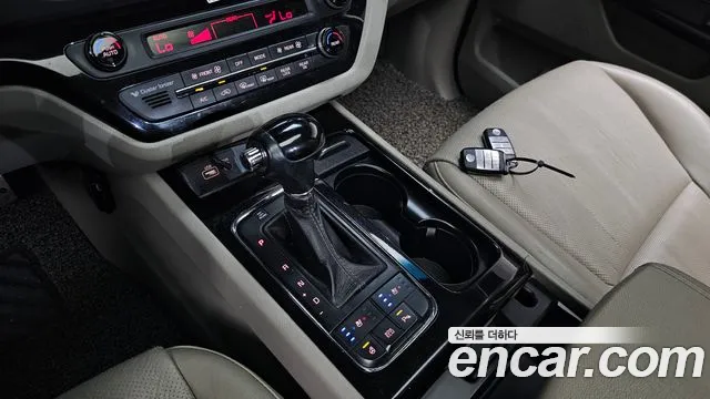 Kia Carnival 2015 thumb 8